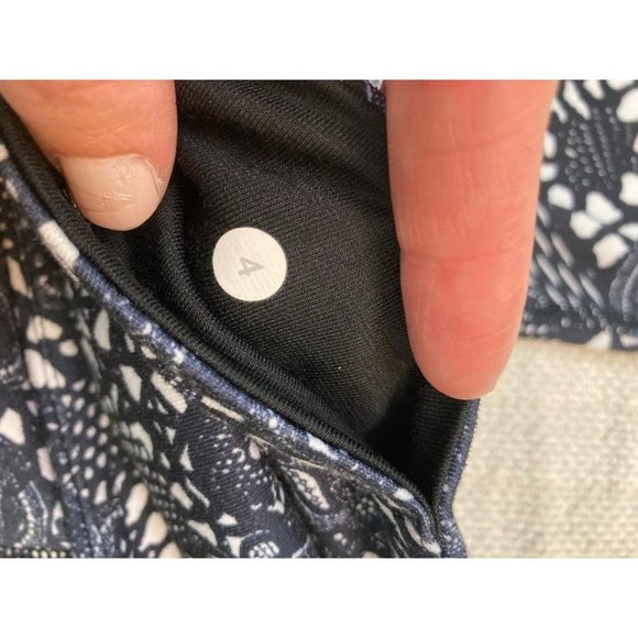 LULULEMON Wunder Under Crop III- Pretty Lace White Black. Size 4 - Picture 5 of 6
